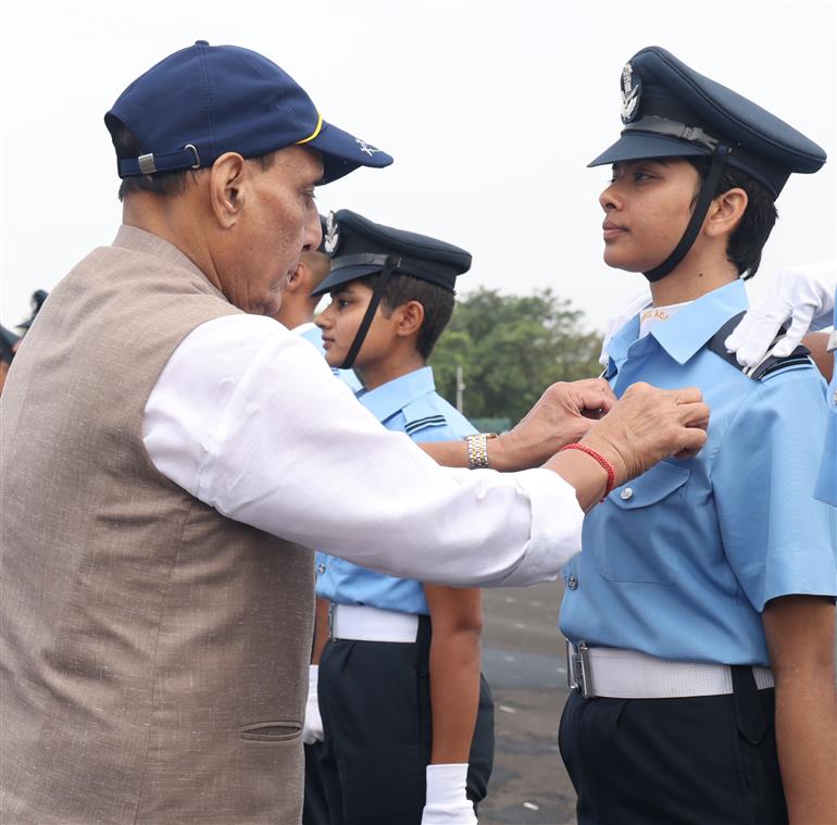 केंद्रीय रक्षा मंत्री श्री राजनाथ सिंह ने 13 जून, 2026 को हैदराबाद के डुंडीगल स्थित वायु सेना अकादमी में 217वें संयुक्त स्नातक परेड का निरीक्षण किया और समारोह को संबोधित किया। उन्होंने भारतीय वायु सेना की फ्लाइंग और ग्राउंड ड्यूटी शाखाओं के कैडेटों के प्री-कमीशन प्रशिक्षण की पूर्णता के अवसर पर स्नातक कैडेटों को ‘प्रेसीडेंट कमीशन’  प्रदान किया।