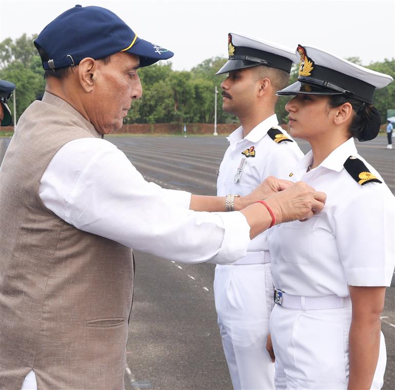 केंद्रीय रक्षा मंत्री श्री राजनाथ सिंह ने 13 जून, 2026 को हैदराबाद के डुंडीगल स्थित वायु सेना अकादमी में 217वें संयुक्त स्नातक परेड का निरीक्षण किया और समारोह को संबोधित किया। उन्होंने भारतीय वायु सेना की फ्लाइंग और ग्राउंड ड्यूटी शाखाओं के कैडेटों के प्री-कमीशन प्रशिक्षण की पूर्णता के अवसर पर स्नातक कैडेटों को ‘प्रेसीडेंट कमीशन’  प्रदान किया।