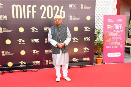 मशहूर फ़िल्म निर्माता और वी. शांताराम के बेटे, श्री किरण शांताराम 15 जून, 2026 को मुंबई में आयोजित 19वें मुंबई अंतरराष्ट्रीय फिल्म महोत्सव (एमआईएफएफ) 2026 के भव्य उद्घाटन समारोह के दौरान रेड कार्पेट पर नजर आए।:Ministry of Information & Broadcasting