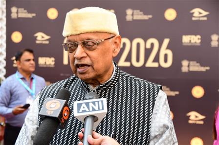मशहूर फ़िल्म निर्माता और वी. शांताराम के बेटे, श्री किरण शांताराम 15 जून, 2026 को मुंबई में आयोजित 19वें मुंबई अंतरराष्ट्रीय फिल्म महोत्सव (एमआईएफएफ) 2026 के भव्य उद्घाटन समारोह के दौरान रेड कार्पेट पर मीडिया से बातचीत करते नजर आए।:Ministry of Information & Broadcasting