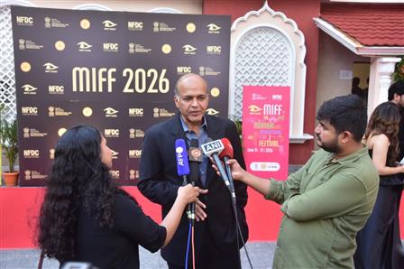 प्रख्यात फिल्म निर्देशक श्री आशुतोष गोवारिकर 15 जून, 2026 को मुंबई में आयोजित 19वें मुंबई अंतरराष्ट्रीय फिल्म महोत्सव (एमआईएफएफ) 2026 के भव्य उद्घाटन समारोह के दौरान रेड कार्पेट पर मीडिया से बातचीत करते नजर आए।:Ministry of Information & Broadcasting