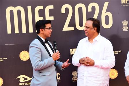 महाराष्ट्र सरकार के सांस्कृतिक कार्य एवं सूचना प्रौद्योगिकी मंत्री श्री आशीष शेलार ने 15 जून, 2026 को मुंबई में आयोजित 19वें मुंबई अंतरराष्ट्रीय फिल्म महोत्सव (एमआईएफएफ) 2026 के भव्य उद्घाटन समारोह के दौरान रेड कार्पेट पर संवाद किया।:Ministry of Information & Broadcasting