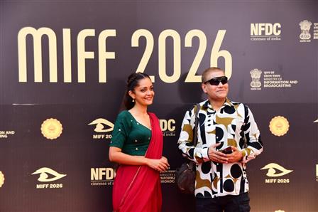 लोकप्रिय आरजे जीतूराज और फिल्म अभिनेत्री सुश्री शीना चौहान 15 जून, 2026 को मुंबई में आयोजित 19वें मुंबई अंतरराष्ट्रीय फिल्म महोत्सव (एमआईएफएफ) 2026 के भव्य उद्घाटन समारोह के रेड कार्पेट पर नजर आए।:Ministry of Information & Broadcasting