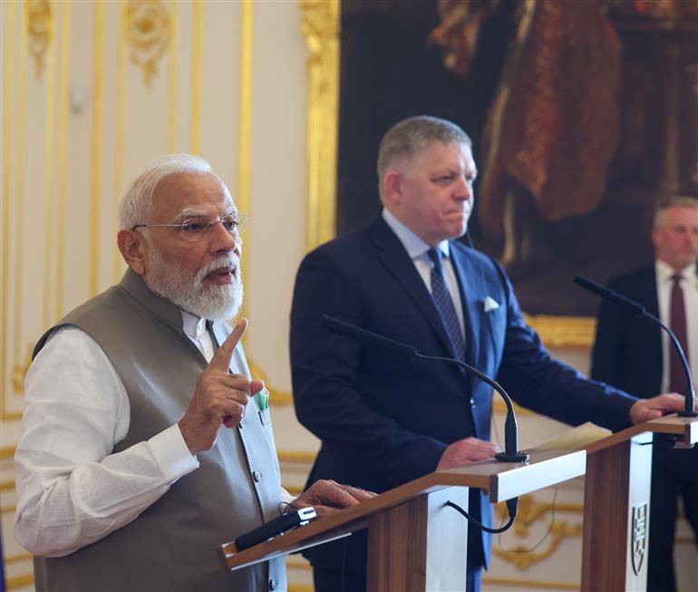 प्रधानमंत्री श्री नरेन्द्र मोदी ने 15 जून, 2026 को स्लोवाकिया की राजधानी ब्रातिस्लावा में संयुक्त प्रेस वक्तव्य को संबोधित किया।