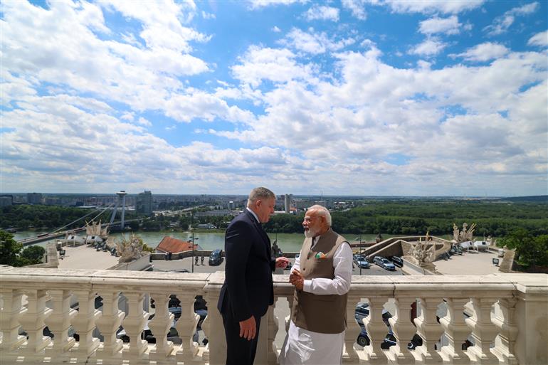 प्रधानमंत्री श्री नरेन्द्र मोदी और स्लोवाकिया के प्रधानमंत्री श्री रॉबर्ट फिको ने 15 जून, 2026 को स्लोवाकिया की राजधानी ब्रातिस्लावा में संयुक्त प्रेस वक्तव्य को संबोधित किया।:Prime Minister's Office प्रधानमंत्री श्री नरेन्द्र मोदी और स्लोवाकिया के प्रधानमंत्री श्री रॉबर्ट फिको ने 15 जून, 2026 को स्लोवाकिया की राजधानी ब्रातिस्लावा में संयुक्त प्रेस वक्तव्य को संबोधित किया।:Prime Minister