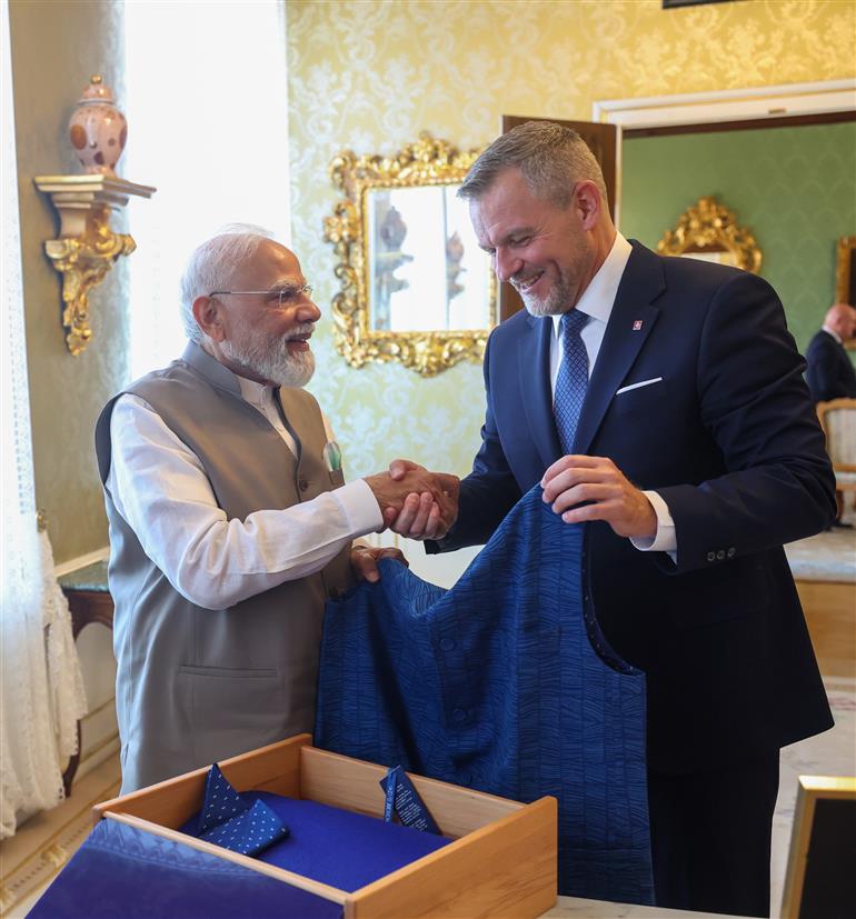 प्रधानमंत्री श्री नरेन्द्र मोदी ने 15 जून, 2026 को स्लोवाकिया के ब्रातिस्लावा में स्लोवाकिया के राष्ट्रपति श्री पीटर पेलेग्रिनी से मुलाकात की और उपहारों का आदान-प्रदान किया, जो भारत- स्लोवाकिया के बीच गहरे संबंधों का प्रतीक है।:Prime Minister's Office प्रधानमंत्री श्री नरेन्द्र मोदी ने 15 जून, 2026 को स्लोवाकिया के ब्रातिस्लावा में स्लोवाकिया के राष्ट्रपति श्री पीटर पेलेग्रिनी से मुलाकात की और उपहारों का आदान-प्रदान किया, जो भारत- स्लोवाकिया के बीच गहरे संबंधों का प्रतीक है।:Prime Minister