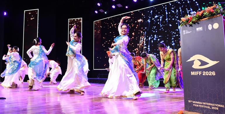 15 जून, 2026 को महाराष्ट्र के मुंबई में 19वें मुंबई अंतर्राष्ट्रीय फिल्म महोत्सव 2026 के भव्य उद्घाटन के दौरान कलाकार सांस्कृतिक नृत्य प्रस्तुत करते हुए।:Ministry of Information & Broadcasting