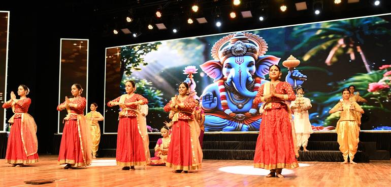 15 जून, 2026 को महाराष्ट्र के मुंबई में 19वें मुंबई अंतर्राष्ट्रीय फिल्म महोत्सव 2026 के भव्य उद्घाटन के दौरान कलाकार सांस्कृतिक नृत्य प्रस्तुत करते हुए।:Ministry of Information & Broadcasting