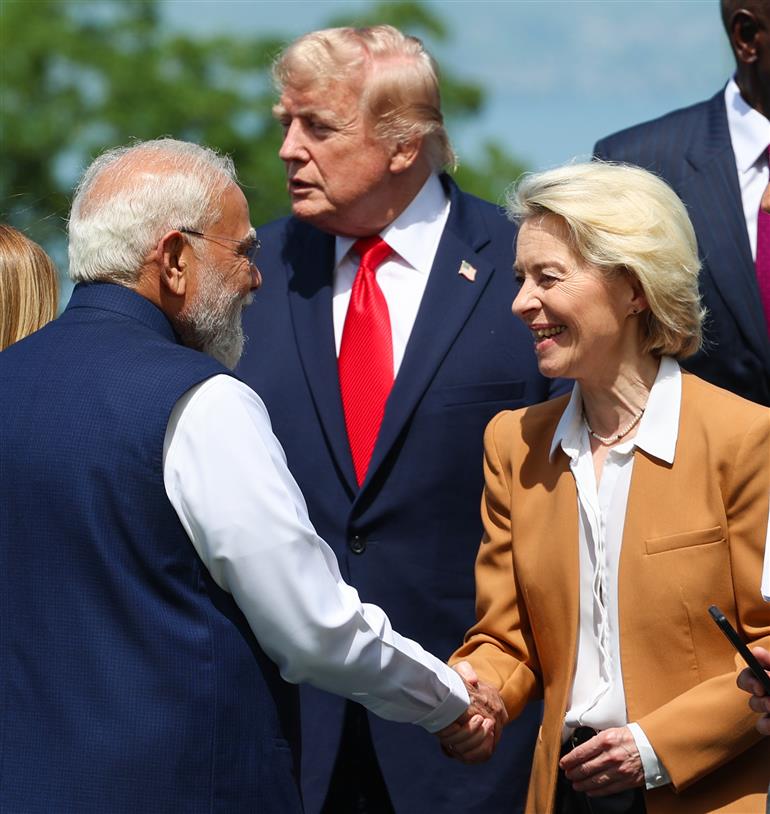 प्रधानमंत्री श्री नरेन्द्र मोदी 16 जून, 2026 को फ्रांस के एवियन में जी-7 शिखर सम्मेलन के दौरान विश्व नेताओं से बातचीत करते हुए।:Prime Minister's Office प्रधानमंत्री श्री नरेन्द्र मोदी 16 जून, 2026 को फ्रांस के एवियन में जी-7 शिखर सम्मेलन के दौरान विश्व नेताओं से बातचीत करते हुए।:Prime Minister