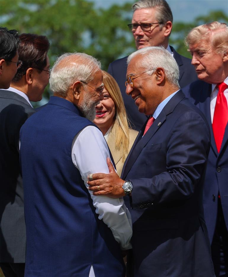 प्रधानमंत्री श्री नरेन्द्र मोदी 16 जून, 2026 को फ्रांस के एवियन में जी-7 शिखर सम्मेलन के दौरान विश्व नेताओं से बातचीत करते हुए।:Prime Minister's Office प्रधानमंत्री श्री नरेन्द्र मोदी 16 जून, 2026 को फ्रांस के एवियन में जी-7 शिखर सम्मेलन के दौरान विश्व नेताओं से बातचीत करते हुए।:Prime Minister