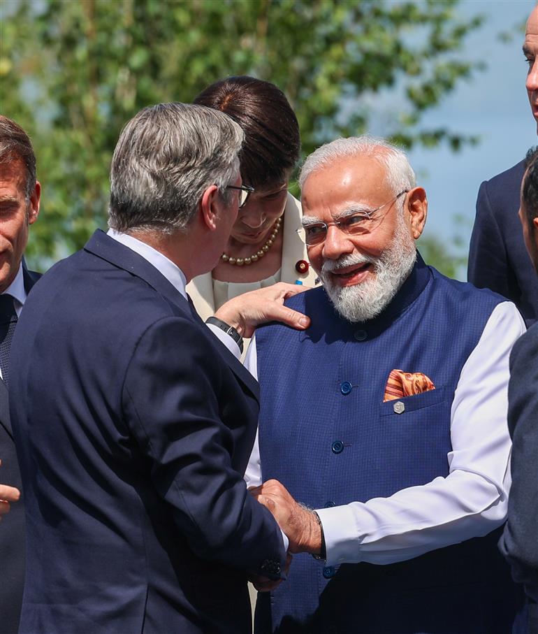 प्रधानमंत्री श्री नरेन्द्र मोदी 16 जून, 2026 को फ्रांस के एवियन में जी-7 शिखर सम्मेलन के दौरान विश्व नेताओं से बातचीत करते हुए।