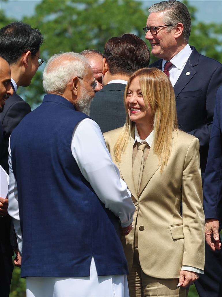 प्रधानमंत्री श्री नरेन्द्र मोदी 16 जून, 2026 को फ्रांस के एवियन में जी-7 शिखर सम्मेलन के दौरान विश्व नेताओं से बातचीत करते हुए।