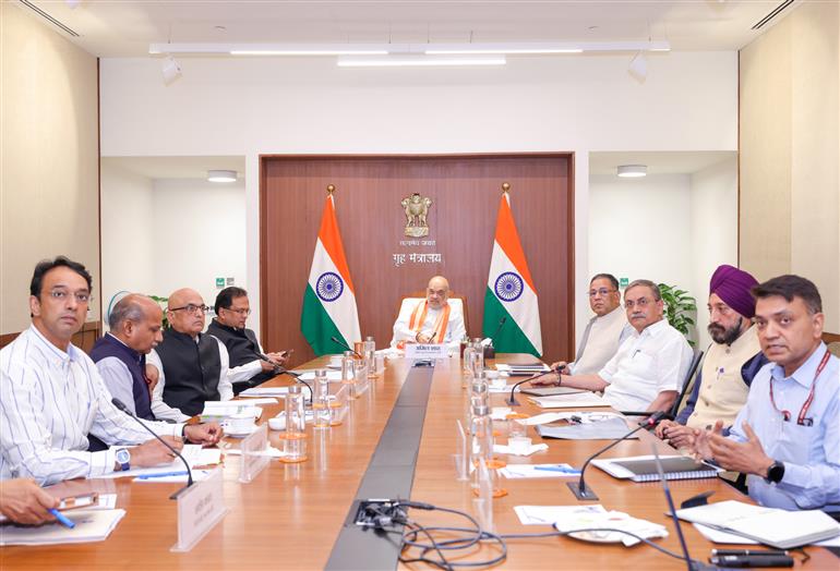 केंद्रीय गृह एवं सहकारिता मंत्री श्री अमित शाह 17 जून, 2026 को नई दिल्ली में राष्ट्रीय साइबर अपराध हेल्पलाइन 1930 के कामकाज की समीक्षा करते हुए।