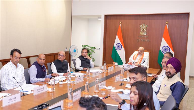 केंद्रीय गृह एवं सहकारिता मंत्री श्री अमित शाह 17 जून, 2026 को नई दिल्ली में राष्ट्रीय साइबर अपराध हेल्पलाइन 1930 के कामकाज की समीक्षा करते हुए।