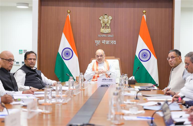 केंद्रीय गृह एवं सहकारिता मंत्री श्री अमित शाह 17 जून, 2026 को नई दिल्ली में राष्ट्रीय साइबर अपराध हेल्पलाइन 1930 के कामकाज की समीक्षा करते हुए।