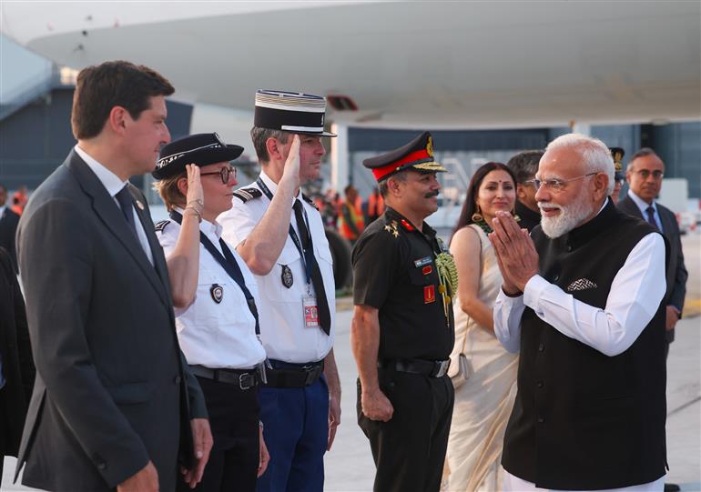 प्रधानमंत्री श्री नरेन्द्र मोदी 17 जून, 2026 को फ्रांस के पेरिस पहुंचे।:Prime Minister's Office प्रधानमंत्री श्री नरेन्द्र मोदी 17 जून, 2026 को फ्रांस के पेरिस पहुंचे।:Prime Minister