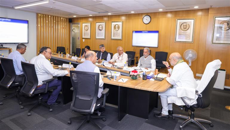 केंद्रीय गृह एवं सहकारिता मंत्री श्री अमित शाह 18 जून, 2026 को नई दिल्ली में सहकारी बैंकिंग, जैविक उत्पादों और सहकारी निर्यात के लिए बनाए गए राष्ट्रीय रोडमैप की समीक्षा करते हुए।