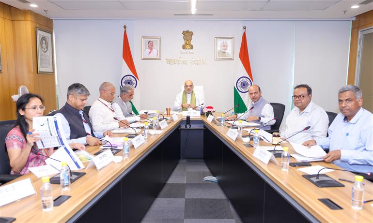 केंद्रीय गृह एवं सहकारिता मंत्री श्री अमित शाह 18 जून, 2026 को नई दिल्ली में सहकारी बैंकिंग, जैविक उत्पादों और सहकारी निर्यात के लिए बनाए गए राष्ट्रीय रोडमैप की समीक्षा करते हुए।