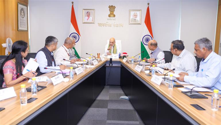 केंद्रीय गृह एवं सहकारिता मंत्री श्री अमित शाह 18 जून, 2026 को नई दिल्ली में सहकारी बैंकिंग, जैविक उत्पादों और सहकारी निर्यात के लिए बनाए गए राष्ट्रीय रोडमैप की समीक्षा करते हुए।