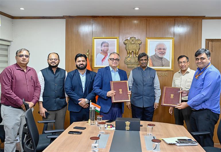 18 जून, 2026 को नई दिल्ली में सड़क परिवहन एवं राजमार्ग मंत्रालय के सचिव श्री वी. उमाशंकर और टाटा मोटर्स के प्रतिनिधियों की उपस्थिति में एक समझौता ज्ञापन पर हस्ताक्षर किए गए। इसके तहत, टाटा मोटर्स दिल्ली-एनसीआर क्षेत्र में पुराने ट्रकों और बसों को बदलने पर छूट प्रदान करने की भारत सरकार की योजना में शामिल हो गई है।