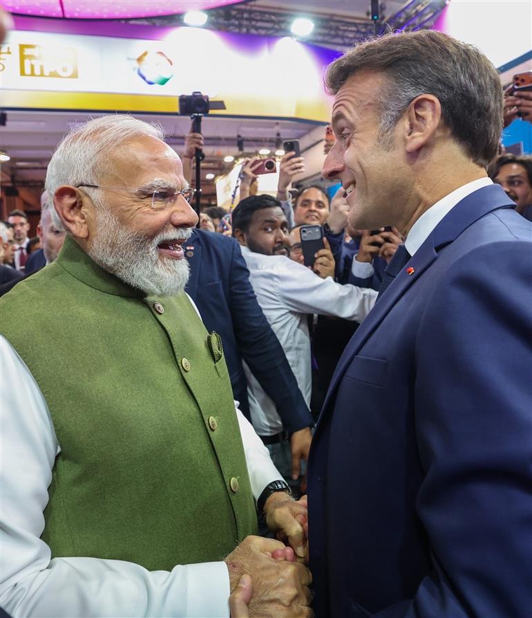 प्रधानमंत्री श्री नरेन्द्र मोदी और फ्रांस के राष्ट्रपति श्री इमैनुएल मैक्रों 18 जून, 2026 को फ्रांस के पेरिस में विवाटेक 2026 कार्यक्रम में एक प्रदर्शनी का अवलोकन करते हुए।