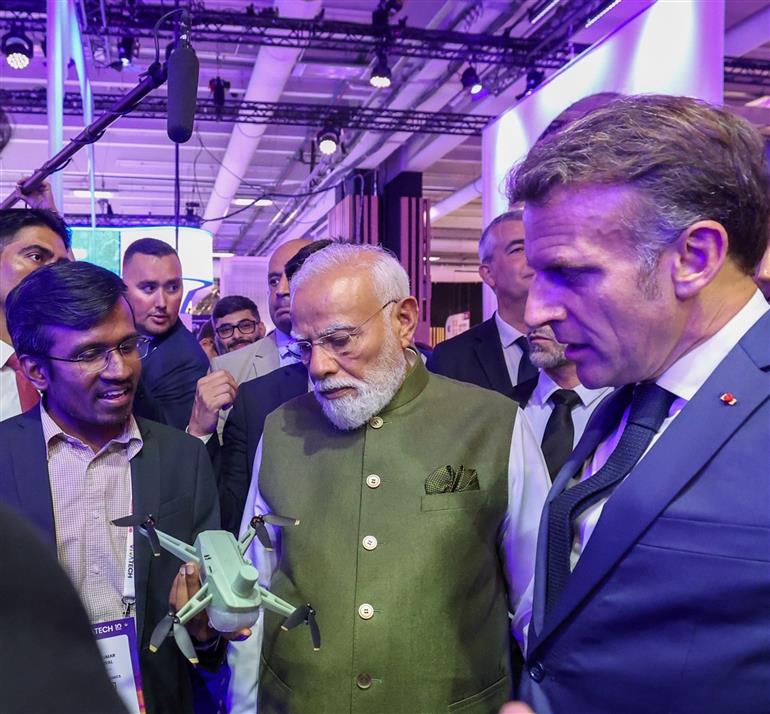 प्रधानमंत्री श्री नरेन्द्र मोदी और फ्रांस के राष्ट्रपति श्री इमैनुएल मैक्रों 18 जून, 2026 को फ्रांस के पेरिस में विवाटेक 2026 कार्यक्रम में एक प्रदर्शनी का अवलोकन करते हुए।