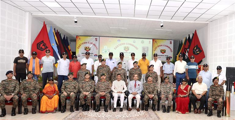 केंद्रीय रक्षा राज्य मंत्री श्री संजय सेठ 19 जून 2026 को झारखंड के रांची में मिलिट्री हॉस्पिटल नामकुम में भारतीय सेना के मेगा आई केयर कैंप 'दृष्टि 2026' के समापन समारोह में एक ग्रुप फोटो में।