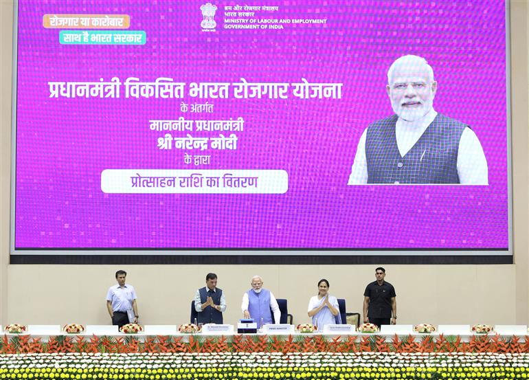 प्रधानमंत्री श्री नरेन्द्र मोदी 19 जून, 2026 को नई दिल्ली में प्रधानमंत्री विकसित भारत रोजगार योजना (पीएम-वीबीआरवाई) कार्यक्रम में शामिल हुए।