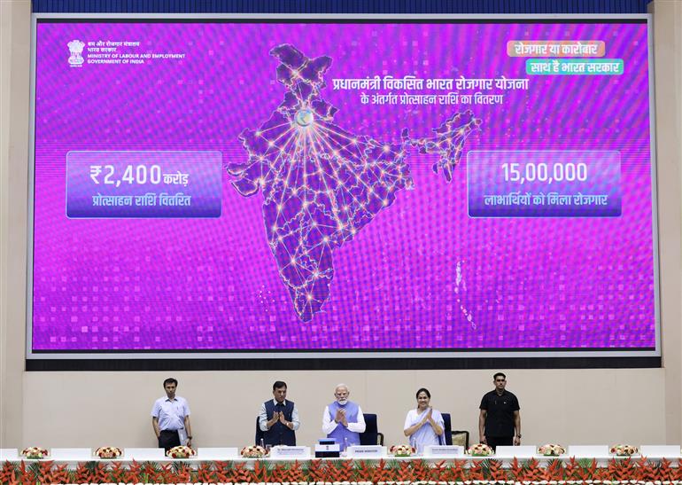प्रधानमंत्री श्री नरेन्द्र मोदी 19 जून, 2026 को नई दिल्ली में प्रधानमंत्री विकसित भारत रोजगार योजना (पीएम-वीबीआरवाई) कार्यक्रम में शामिल हुए।