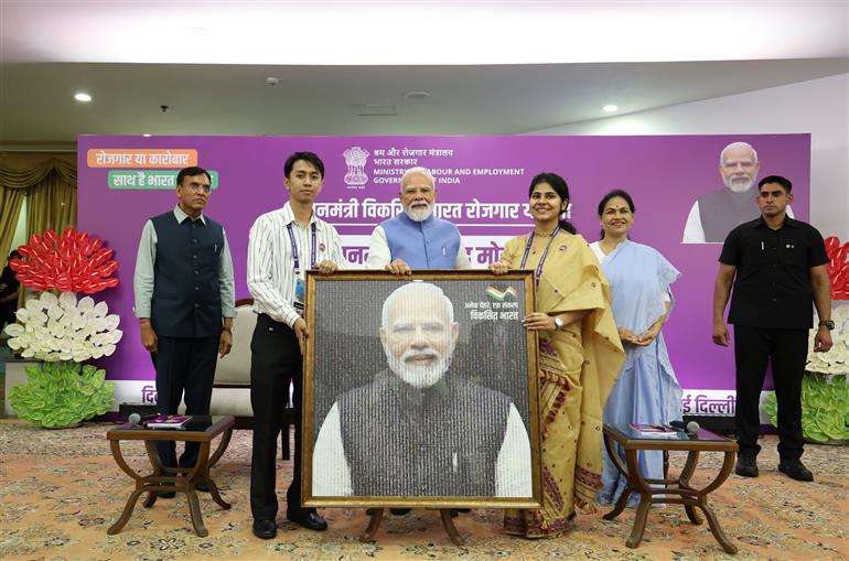 प्रधानमंत्री श्री नरेन्द्र मोदी 19 जून, 2026 को नई दिल्ली में प्रधानमंत्री विकसित भारत रोजगार योजना (पीएम-वीबीआरवाई) के लाभार्थियों के साथ बातचीत करते हुए।