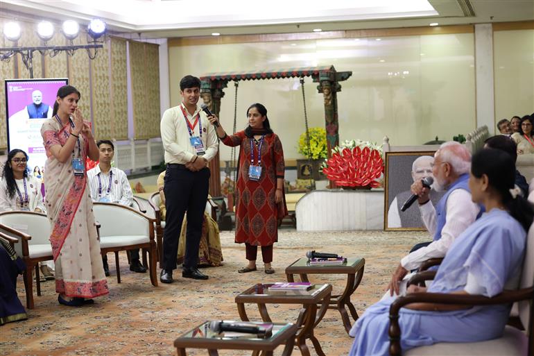 प्रधानमंत्री श्री नरेन्द्र मोदी 19 जून, 2026 को नई दिल्ली में प्रधानमंत्री विकसित भारत रोजगार योजना (पीएम-वीबीआरवाई) के लाभार्थियों के साथ बातचीत करते हुए।