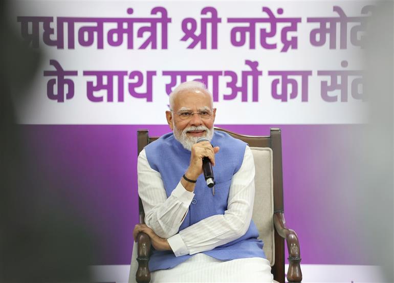 प्रधानमंत्री श्री नरेन्द्र मोदी 19 जून, 2026 को नई दिल्ली में प्रधानमंत्री विकसित भारत रोजगार योजना (पीएम-वीबीआरवाई) के लाभार्थियों के साथ बातचीत करते हुए।