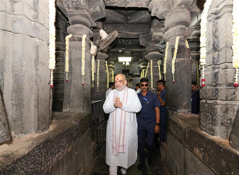 केंद्रीय गृह एवं सहकारिता मंत्री श्री अमित शाह 20 जून, 2026 को महाराष्ट्र के कोल्हापुर में स्थित पवित्र शक्तिपीठ श्री अंबाबाई महालक्ष्मी मंदिर में पूजा-अर्चना करते हुए।