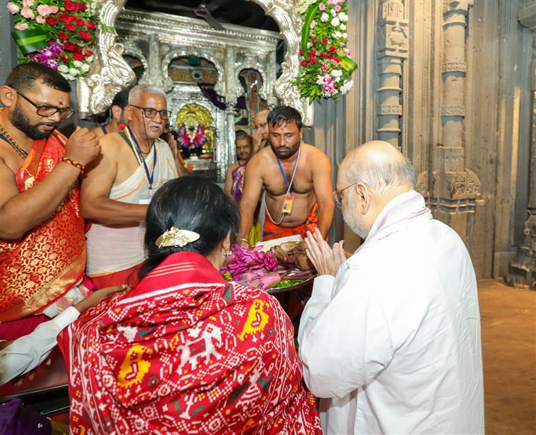 केंद्रीय गृह एवं सहकारिता मंत्री श्री अमित शाह 20 जून, 2026 को महाराष्ट्र के कोल्हापुर में स्थित पवित्र शक्तिपीठ श्री अंबाबाई महालक्ष्मी मंदिर में पूजा-अर्चना करते हुए।