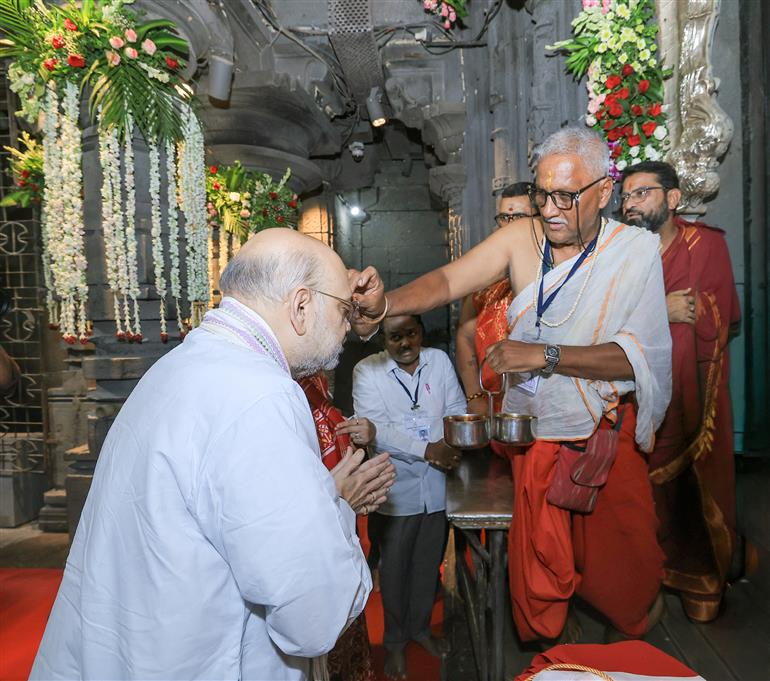 केंद्रीय गृह एवं सहकारिता मंत्री श्री अमित शाह 20 जून, 2026 को महाराष्ट्र के कोल्हापुर में स्थित पवित्र शक्तिपीठ श्री अंबाबाई महालक्ष्मी मंदिर में पूजा-अर्चना करते हुए।