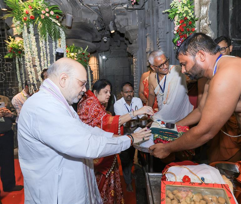 केंद्रीय गृह एवं सहकारिता मंत्री श्री अमित शाह 20 जून, 2026 को महाराष्ट्र के कोल्हापुर में स्थित पवित्र शक्तिपीठ श्री अंबाबाई महालक्ष्मी मंदिर में पूजा-अर्चना करते हुए।