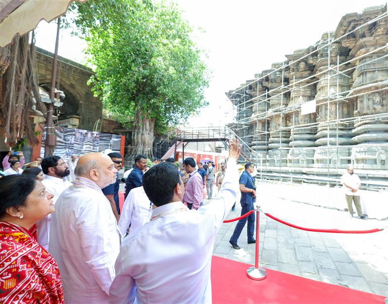 केंद्रीय गृह एवं सहकारिता मंत्री श्री अमित शाह 20 जून, 2026 को महाराष्ट्र के कोल्हापुर में 1,500 करोड़ रुपये की लागत से श्री अंबाबाई महालक्ष्मी मंदिर परिसर के आधुनिकीकरण और सौंदर्यीकरण परियोजना का शिलान्यास करते हुए।