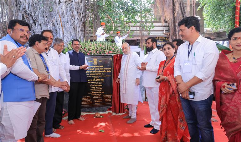 केंद्रीय गृह एवं सहकारिता मंत्री श्री अमित शाह 20 जून, 2026 को महाराष्ट्र के कोल्हापुर में 1,500 करोड़ रुपये की लागत से श्री अंबाबाई महालक्ष्मी मंदिर परिसर के आधुनिकीकरण और सौंदर्यीकरण परियोजना का शिलान्यास करते हुए।