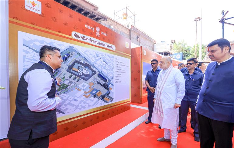 केंद्रीय गृह एवं सहकारिता मंत्री श्री अमित शाह 20 जून, 2026 को महाराष्ट्र के कोल्हापुर में 1,500 करोड़ रुपये की लागत से श्री अंबाबाई महालक्ष्मी मंदिर परिसर के आधुनिकीकरण और सौंदर्यीकरण परियोजना का शिलान्यास करते हुए।