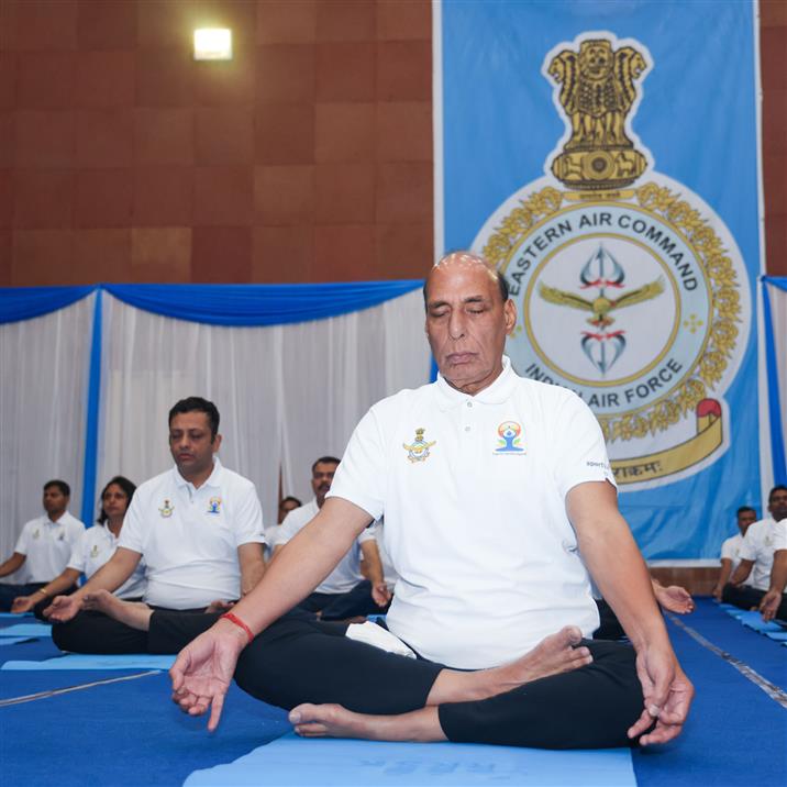 केंद्रीय रक्षा मंत्री श्री राजनाथ सिंह के नेतृत्व में 21 जून, 2026 को मेघालय के शिलांग में ईस्टर्न एयर कमांड मुख्यालय में रक्षा बलों और रक्षा मंत्रालय ने 12वां अंतर्राष्ट्रीय योग दिवस मनाया।