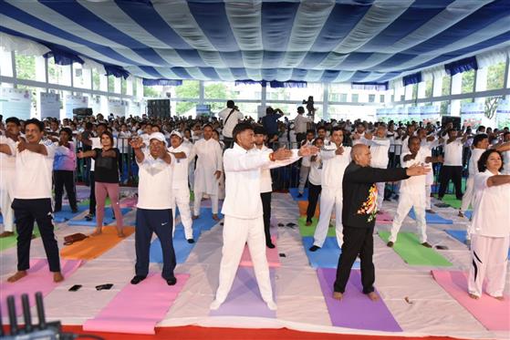 केंद्रीय रक्षा मंत्री श्री राजनाथ सिंह के नेतृत्व में 21 जून, 2026 को मेघालय के शिलांग में ईस्टर्न एयर कमांड मुख्यालय में रक्षा बलों और रक्षा मंत्रालय ने 12वां अंतर्राष्ट्रीय योग दिवस मनाया।