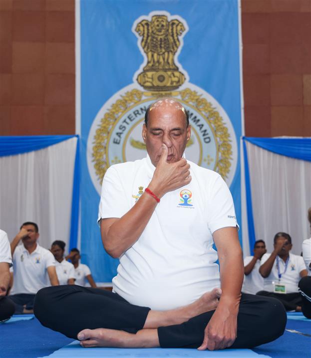 केंद्रीय रक्षा मंत्री श्री राजनाथ सिंह के नेतृत्व में 21 जून, 2026 को मेघालय के शिलांग में ईस्टर्न एयर कमांड मुख्यालय में रक्षा बलों और रक्षा मंत्रालय ने 12वां अंतर्राष्ट्रीय योग दिवस मनाया।