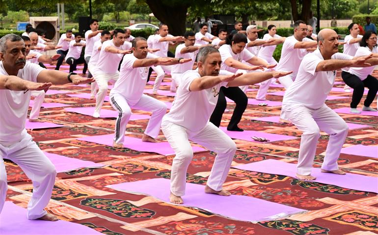 केंद्रीय रक्षा मंत्री श्री राजनाथ सिंह के नेतृत्व में 21 जून, 2026 को मेघालय के शिलांग में ईस्टर्न एयर कमांड मुख्यालय में रक्षा बलों और रक्षा मंत्रालय ने 12वां अंतर्राष्ट्रीय योग दिवस मनाया।