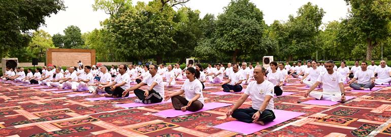 केंद्रीय रक्षा मंत्री श्री राजनाथ सिंह के नेतृत्व में 21 जून, 2026 को मेघालय के शिलांग में ईस्टर्न एयर कमांड मुख्यालय में रक्षा बलों और रक्षा मंत्रालय ने 12वां अंतर्राष्ट्रीय योग दिवस मनाया।