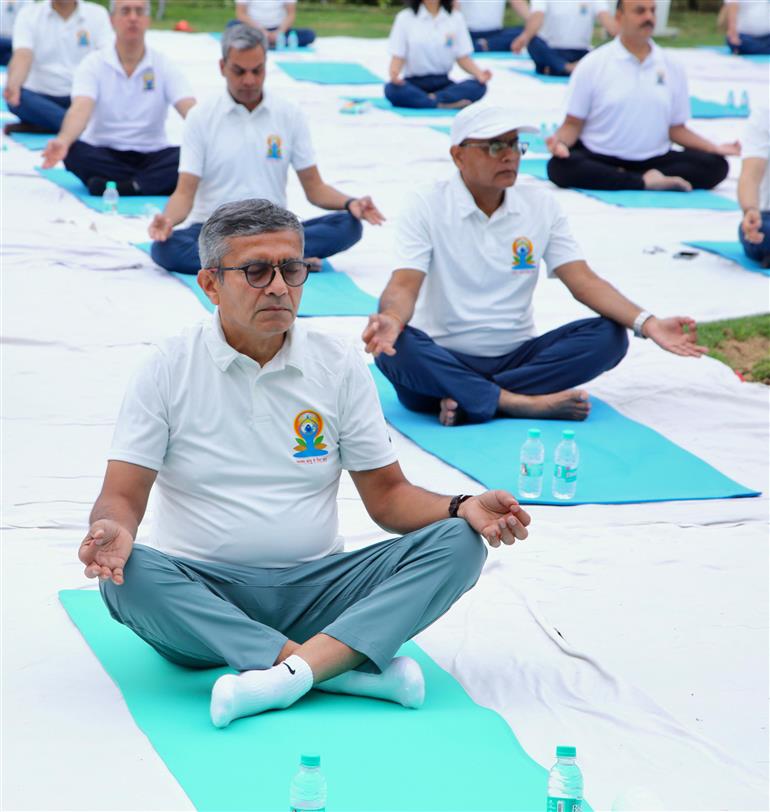 केंद्रीय रक्षा मंत्री श्री राजनाथ सिंह के नेतृत्व में 21 जून, 2026 को मेघालय के शिलांग में ईस्टर्न एयर कमांड मुख्यालय में रक्षा बलों और रक्षा मंत्रालय ने 12वां अंतर्राष्ट्रीय योग दिवस मनाया।
