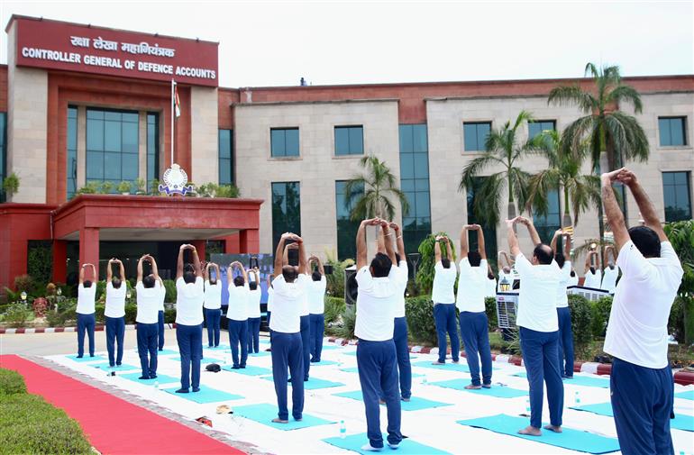 केंद्रीय रक्षा मंत्री श्री राजनाथ सिंह के नेतृत्व में 21 जून, 2026 को मेघालय के शिलांग में ईस्टर्न एयर कमांड मुख्यालय में रक्षा बलों और रक्षा मंत्रालय ने 12वां अंतर्राष्ट्रीय योग दिवस मनाया।