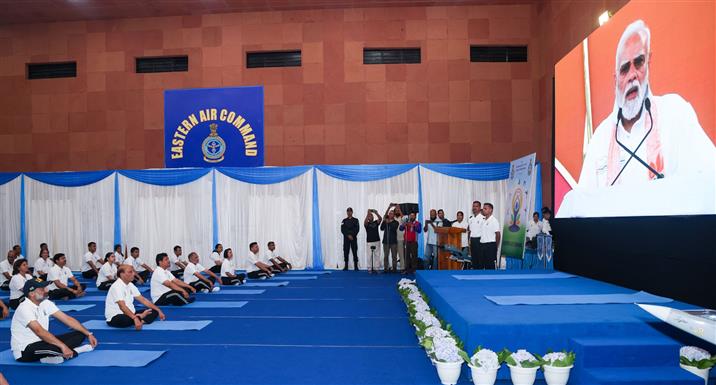 केंद्रीय रक्षा मंत्री श्री राजनाथ सिंह के नेतृत्व में 21 जून, 2026 को मेघालय के शिलांग में ईस्टर्न एयर कमांड मुख्यालय में रक्षा बलों और रक्षा मंत्रालय ने 12वां अंतर्राष्ट्रीय योग दिवस मनाया।