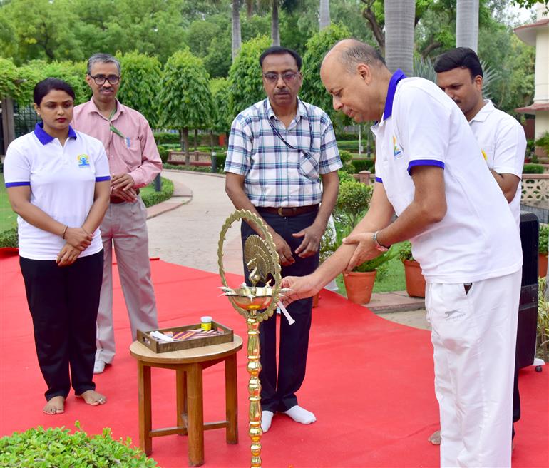 संघ लोक सेवा आयोग (यूपीएससी) के अध्यक्ष डॉ. अजय कुमार 21 जून 2026 को नई दिल्ली में 12वें अंतर्राष्ट्रीय योग दिवस- 2026 समारोह में दीप प्रज्ज्वलित करते हुए।