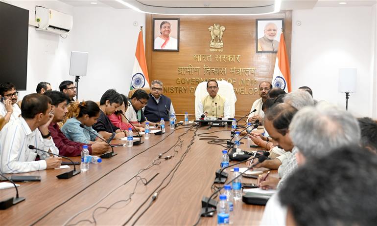 केंद्रीय कृषि एवं किसान कल्याण और ग्रामीण विकास मंत्री श्री शिवराज सिंह चौहान 23 जून, 2026 को नई दिल्ली स्थित कृषि भवन में अल नीनो और कमजोर मानसून की संभावित स्थितियों के बारे में मीडिया को जानकारी देते हुए।