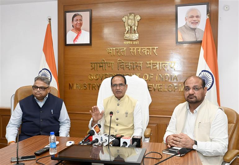 केंद्रीय कृषि एवं किसान कल्याण और ग्रामीण विकास मंत्री श्री शिवराज सिंह चौहान 23 जून, 2026 को नई दिल्ली स्थित कृषि भवन में अल नीनो और कमजोर मानसून की संभावित स्थितियों के बारे में मीडिया को जानकारी देते हुए।
